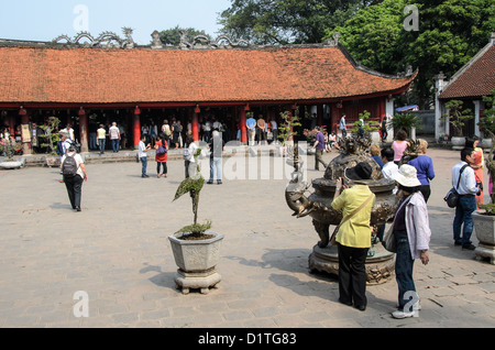 HANOI, Vietnam — turisti in uno dei cortili del Tempio della Letteratura di Hanoi. Il tempio fu costruito nel 1070 ed è uno dei numerosi templi del Vietnam dedicati a Confucio, saggi e studiosi. Foto Stock