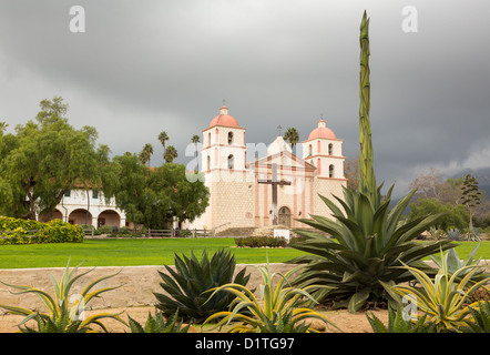 La missione di Santa Barbara in California esterno su tempestoso giorno con le nuvole Foto Stock