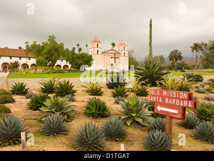 La missione di Santa Barbara in California esterno su tempestoso giorno con le nuvole Foto Stock