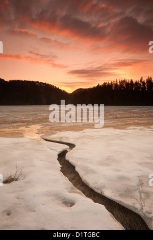 Cieli colorati all'alba, a Eikhom in Nissedal, Telemark fylke, Norvegia. Foto Stock