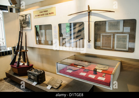 HANOI, Vietnam: Una mostra al Museo di storia militare del Vietnam espone manufatti della resistenza vietnamita contro le forze giapponesi nel periodo 1944-45. Il museo, istituito nel 1956, ospita collezioni che documentano le lotte militari del Vietnam attraverso vari conflitti. Situata nel quartiere Ba Dinh di Hanoi, questa mostra rappresenta un periodo cruciale nella lotta per l'indipendenza del Vietnam durante la seconda guerra mondiale Foto Stock