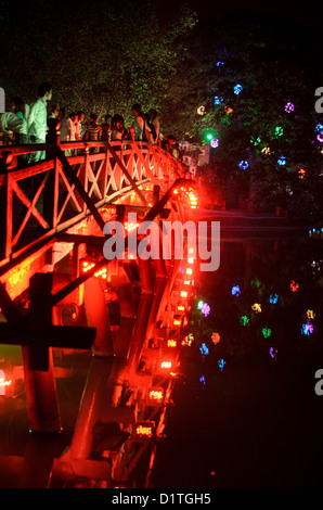 HANOI, Vietnam: Il ponte Huc (ponte alla luce del sole del mattino) luci colorate. Il ponte di legno dipinto di rosso unisce la riva settentrionale del lago con l'Isola di Giada e il Tempio della montagna di Giada (Ngoc Son Temple). Foto Stock