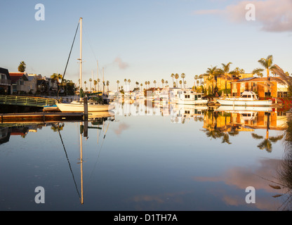 Sviluppo residenziale da acqua a Ventura California con case moderne e yacht barche Foto Stock
