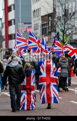 Dal 5 gennaio 2013. Belfast, Irlanda del Nord - Oltre 1000 unionisti hanno partecipato a una pacifica, ma tesa, protesta a Belfast. Le strade sono rimaste chiuse per circa 60 minuti mentre i manifestanti hanno sventolato bandiere unione ed acclamato. Le proteste seguite la decisione all'inizio di dicembre che la bandiera dell'Unione sarebbe solo sorvolare Belfast City Hall su 15 il termine "designato giorni'. Foto Stock