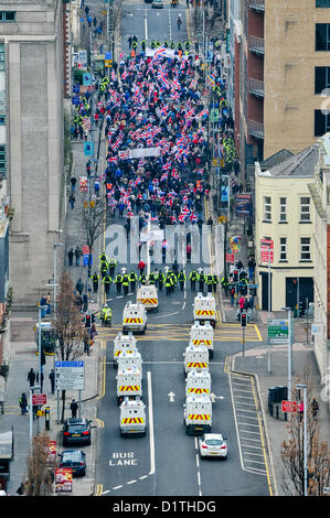 Dal 5 gennaio 2013. Belfast, Irlanda del Nord - Oltre 1000 unionisti hanno partecipato a una pacifica, ma tesa, protesta a Belfast. Le strade sono rimaste chiuse per circa 60 minuti mentre i manifestanti hanno sventolato bandiere unione ed acclamato. Le proteste seguite la decisione all'inizio di dicembre che la bandiera dell'Unione sarebbe solo sorvolare Belfast City Hall su 15 il termine "designato giorni'. Foto Stock