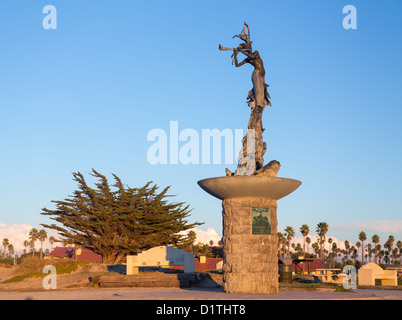 Mermaid statua suonare il flauto di artista sconosciuto in ingresso al porto di Ventura Foto Stock