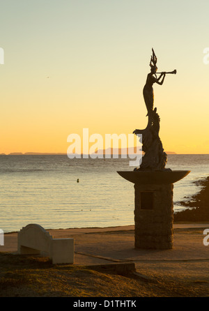 Mermaid statua suonare il flauto di artista sconosciuto in ingresso al porto di Ventura Foto Stock