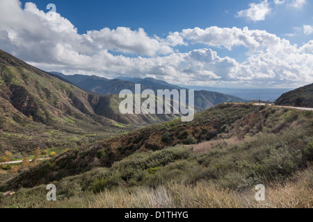 Visualizza in basso a valle verso la San Bernardino dalla California State Route 18 Rim del mondo autostrada, STATI UNITI D'AMERICA Foto Stock
