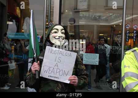 Gli attivisti da anonimo e UK Uncut uscite di destinazione nel centro della città di Birmingham di aziende che hanno evitato di fiscale del Regno Unito. Foto Stock