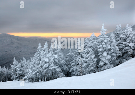 Tramonto alle piste da sci in inverno le montagne Stowe, VT Foto Stock