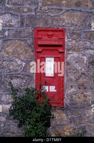 Rosso vittoriano casella postale nel muro di pietra santa Maria la Chiesa Vale of Glamorgan South Wales UK Foto Stock