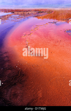 Fotografia verticale del lato del Grand Prismatic, piscina nel parco nazionale di Yellowstone. Foto Stock