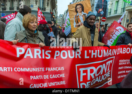 Parigi, Francia, 'Aliens Without Papers' 'Sans Papiers' che protestano il partito politico francese Leftist, immigrati africani che marciare con i manifestanti Banners, folle di dimostrazioni, migranti europei, slogan di giustizia sociale immigrati, lavoro immigrato, proteste dei lavoratori, manifestanti multirazziali diritti umani Foto Stock