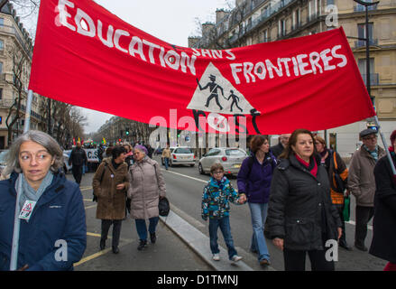 Parigi, Francia, Aliens Without Papers, Refugies, protesta contro il governo francese, organizzazione ONG francese Support of Immigrant Children in Schools, 'Education Sans Front-ieres' segno di protesta pacifica Foto Stock