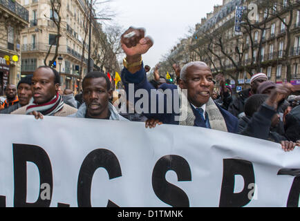 Parigi, Francia, "Aliens Without Papers" "Sans Papiers", protesta attivista, immigrati africani arrabbiati, rifugiati che marciano con le bandiere, migranti europei, lavoratori immigrati, francia, persone senza documenti, Europa, comunità afro, solidarietà Foto Stock