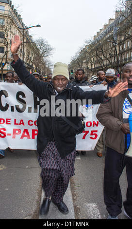 Parigi, Francia, Aliens Without Papers, Sans Papiers, gli immigrati africani protestano per il diritto di soggiorno in Francia, gli immigrati africani, l'uomo che danzava per strada, i migranti europei, i lavoratori immigrati in francia, persone senza documenti, la folla della comunità afro Foto Stock