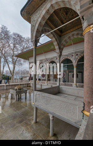 La terrazza superiore con la fontana, il chiosco di Yerevan e Baghdad chiosco nel palazzo Topkapi,istanbul, Turchia Foto Stock