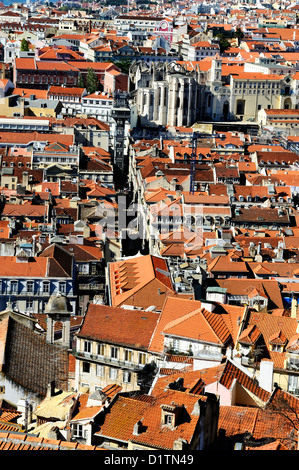 Bird view del centro di Lisbona con case colorate e tetti di colore arancione Foto Stock