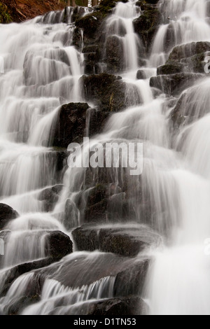 Fast cascata che scorre nei pressi di Città Glamis in Angus, Regno Unito Foto Stock