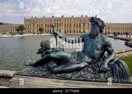 Statua in bronzo di Nettuno davanti al Palazzo di Versailles, Parigi, Francia Foto Stock