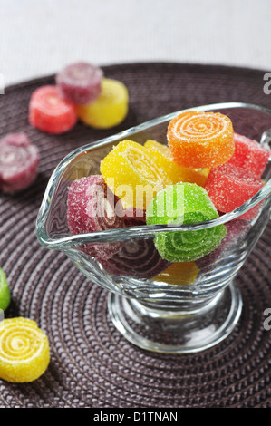 Colorata gelatina di dolci caramelle in una salsa di vetro barca Foto Stock