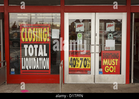 Tutto ciò deve andare di liquidazione totale segni di chiusura a Zellers ingresso del negozio, Richmond Hill, Ontario Canada Foto Stock