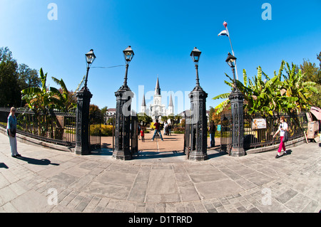 Cattedrale di San Louis, visualizzare thru ornati di gate di metallo, Jackson Square New Orleans, stato della Louisiana, Stati Uniti d'America, Nord America Foto Stock