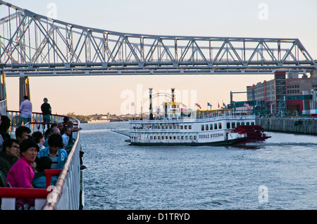 Nave da crociera sotto il ponte, Quartiere Francese dock, New Orleans, stato della Louisiana, Stati Uniti d'America, Nord America Foto Stock