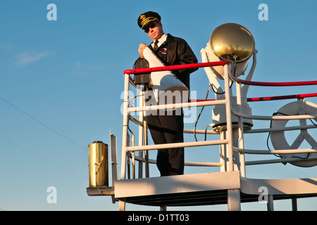 Il capitano dà il segnale di partenza, autentica crociera Natchez Steamboat, New Orleans, Louisiana, Stati Uniti d'America, Nord America Foto Stock