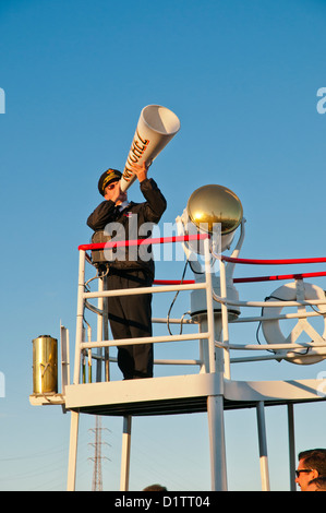 Il capitano dà il segnale di partenza, autentica crociera Natchez Steamboat, New Orleans, Louisiana, Stati Uniti d'America, Nord America Foto Stock