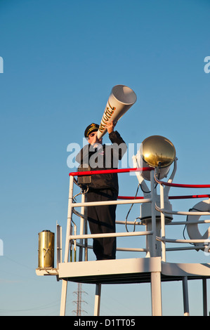 Il capitano dà il segnale di partenza, autentica crociera Natchez Steamboat, New Orleans, Louisiana, Stati Uniti d'America, Nord America Foto Stock