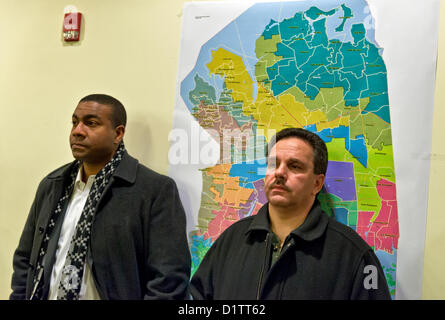 3 gennaio 2013 - Mineola, New York, Stati Uniti - A destra, PATRICK NICOLASI di Elmont, NY, sorge di fronte al Commissari repubblicana" proposto mappa che non include i nomi di strada, sulla parete posteriore della contea di Nassau legislatura camere. La contea di Nassau Districting commissione consultiva ha tenuto una notte tempo in riunioni su due mappe per la gestione dei territori per i 19 distretti legislativa, quello proposto dai repubblicani, uno dai democratici. In standing Colazione non compresa Camere, decine hanno condiviso le loro opinioni con la commissione durante il commento pubblico segmento. Dopo una breve rientranza, la commissione ha votato al 10:40 PM per Foto Stock