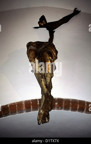 Una statua in legno spezzata di Gesù Cristo all'interno del Castello dell'ordine Teutonico costruito dai Cavalieri Teutonici, un ordine religioso cattolico tedesco dei crociati, sotto forma di fortezza di Ordensburg situata nella città di Malbork nella regione di Zulawy nel Voivodato della Pomerania, nella Polonia settentrionale Foto Stock