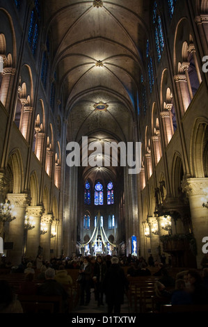 Navata principale all'interno della cattedrale di Notre Dame de Paris - Parigi, Francia Foto Stock