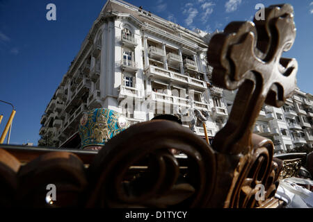 Salonicco, Grecia. Gennaio 6, 2013. Il vescovo Anthimos di Thessaliniki arriva alla Epifania cerimonia nella Grecia settentrionale città di Salonicco. Cerimonie analoghe per contrassegnare l'Epifania si sono tenute in tutta la Grecia sulle rive del fiume, seafronts e laghi. Un sacerdote ortodosso getta una croce nell'acqua e nuotatori gara di essere il primo a recuperarlo. Foto Stock