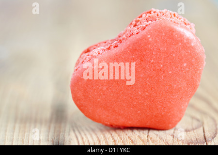 A forma di cuore ad mararons sul tavolo di legno Foto Stock