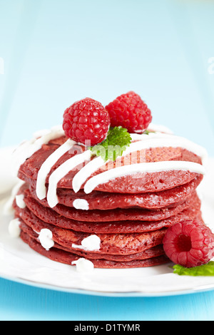 Pila di velluto rosso pancake con Raspbery Foto Stock