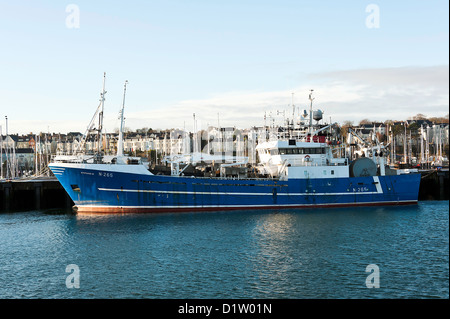 Grandi navi per la pesca a strascico di navigazione ormeggiata in banchina nel porto di Bangor County Down Irlanda del Nord Regno Unito Regno Unito Foto Stock