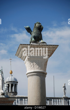 Leone di San Marco su una colonna a Piazza San Marco a Venezia. Foto Stock