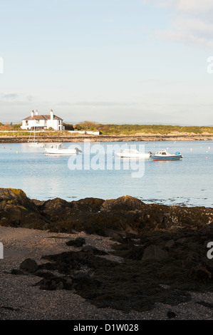 Barche ormeggiate in porto Groomsport con il bianco Watch House County Down Irlanda del Nord Regno Unito Regno Unito Foto Stock