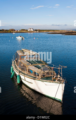 Un vecchio scafo bianco Cabinato ormeggiata in porto Groomsport contea di Down Irlanda del Nord Regno Unito Regno Unito Foto Stock