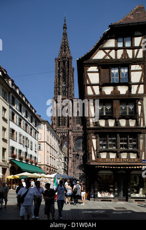 Strasburgo, Francia, Strassburger Muenster e turisti nella città vecchia Foto Stock