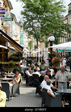 Echternach, Lussemburgo, le persone sono seduti in un caffè strada nella zona pedonale Foto Stock