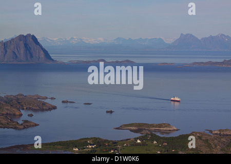 Grande nave da crociera lasciare la città di Svolvaer sulle isole Lofoten in Norvegia con il suggestivo panorama Foto Stock