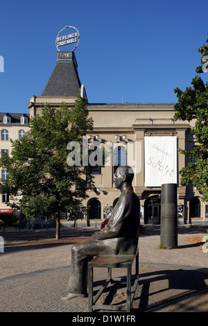 Berlino, Germania, il Brecht monumento da Fritz Cremer prima il Berliner Ensemble Foto Stock