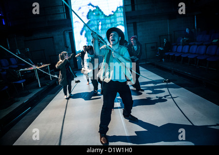 Gli studenti, Aberystwyth teatro universitario dipartimento studi di eseguire in versione scenica di Phillip Pullman 'i suoi materiali scuri' Foto Stock