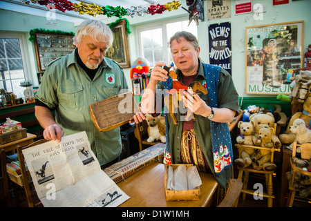 Paolo e Hillary Kennelly, proprietari / curatori del Galles occidentale Museo dell'infanzia, REGNO UNITO Foto Stock