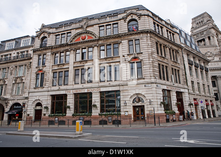 Il Liberty delimita un Wetherspoon public house vicino al Tower Bridge di Londra Foto Stock