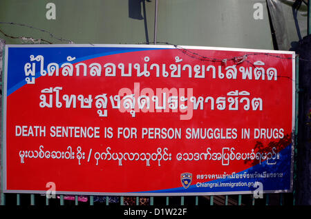 Un segno di Thai,inglese e birmani mette in guardia contro la pena di morte per i trafficanti di droga,al confine della Thailandia con il Myanmar Foto Stock