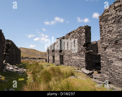 Le antiche rovine di ardesia Rhosydd miniera alloggi dei lavoratori nel Parco Nazionale di Snowdonia vicino a Blaenau Ffestiniog Gwynedd North Wales UK Foto Stock